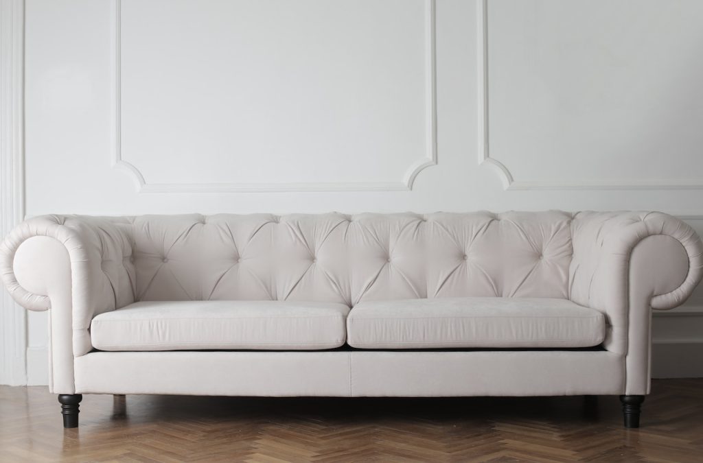 Comment nettoyer un canapé en cuir blanc