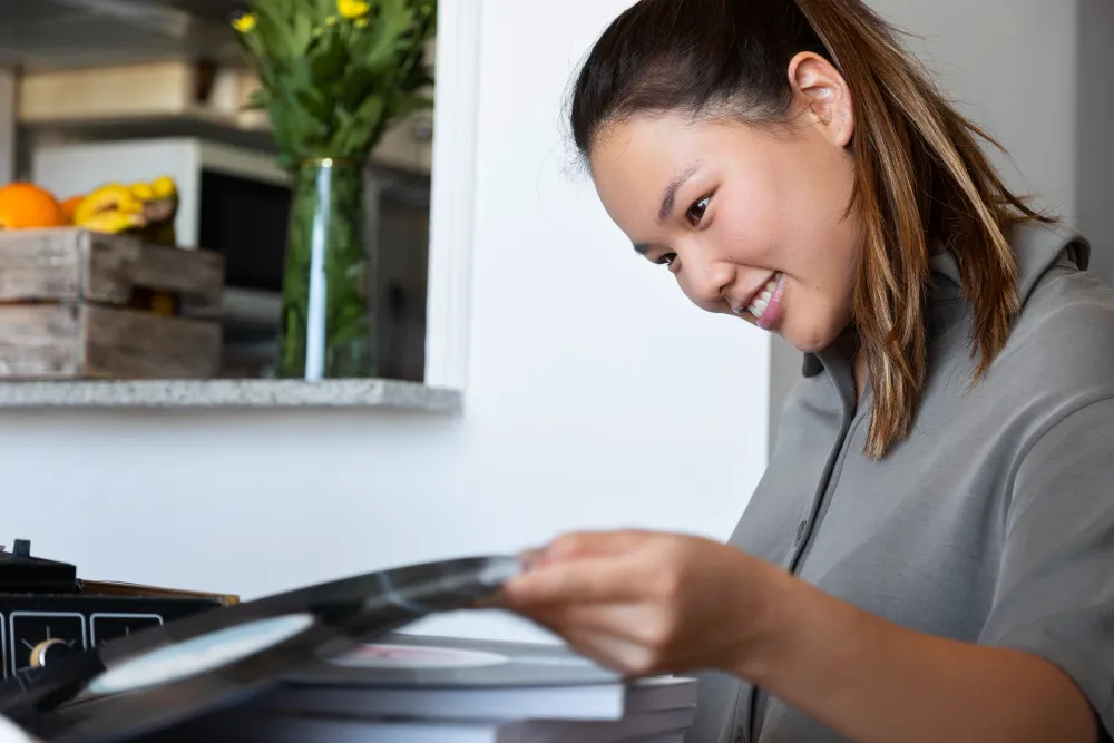 Femme qui imprime un document